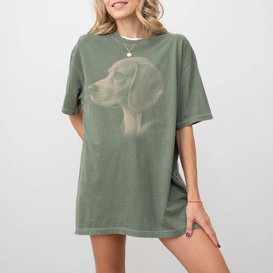 Model wearing a Moss Comfort Colors® T-shirt with a detailed photographic portrait of a Beagle