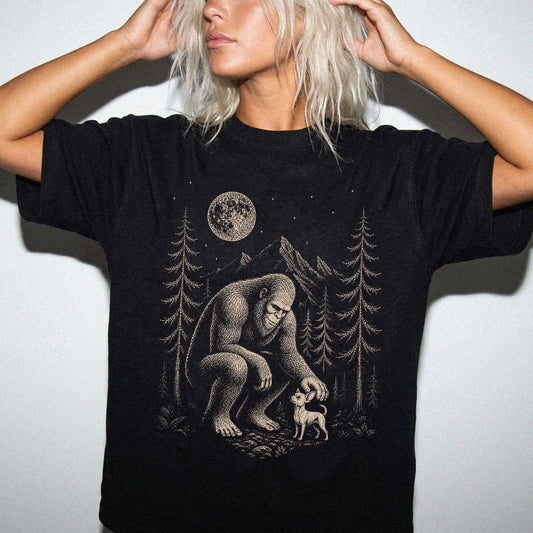 Person wearing the Chihuahua and Bigfoot T-Shirt in Black