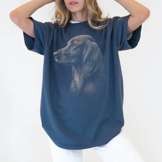 Model wearing a Denim Comfort Colors® T-shirt with a detailed photographic portrait of a Irish Setter