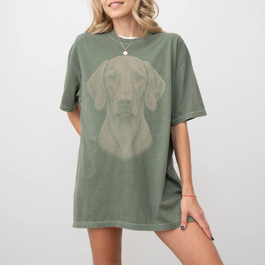 Model wearing a Moss Comfort Colors® T-shirt with a realistic drawing of a Vizsla