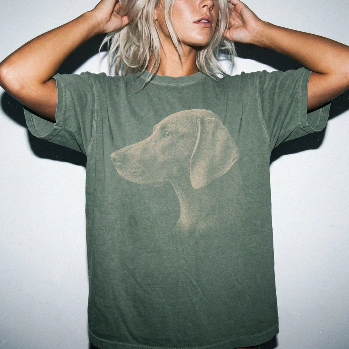 Model wearing a Moss Comfort Colors® T-shirt with a detailed photographic portrait of a Weimaraner