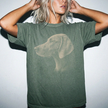 Model wearing a Moss Comfort Colors® T-shirt with a detailed photographic portrait of a Weimaraner