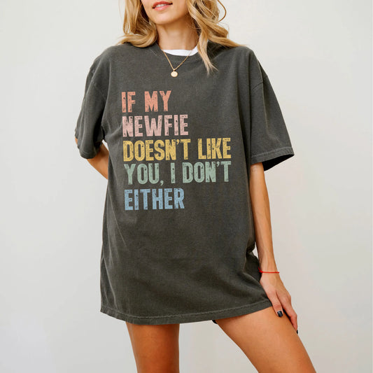 Model wearing a Pepper Comfort Colors® T-shirt featuring Newfie with “If My Dog Doesn’t Like You, I Don’t Either” lettering