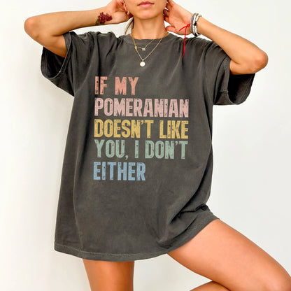 Model wearing a Pepper Comfort Colors® T-shirt featuring Pomeranian with “If My Dog Doesn’t Like You, I Don’t Either” letteri