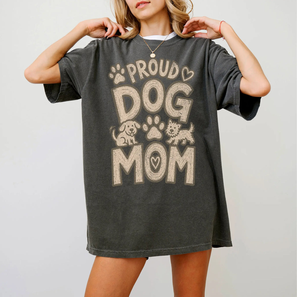 Model wearing a Pepper Comfort Colors® T-shirt with proud dog mom lettering