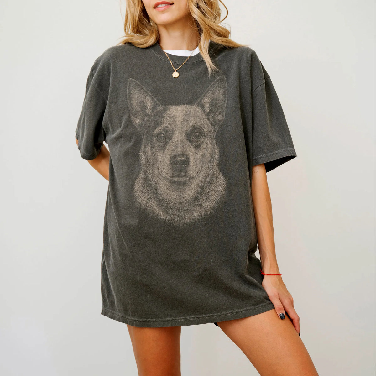 Model wearing a Pepper Comfort Colors® T-shirt with a realistic drawing of a Blue Heeler