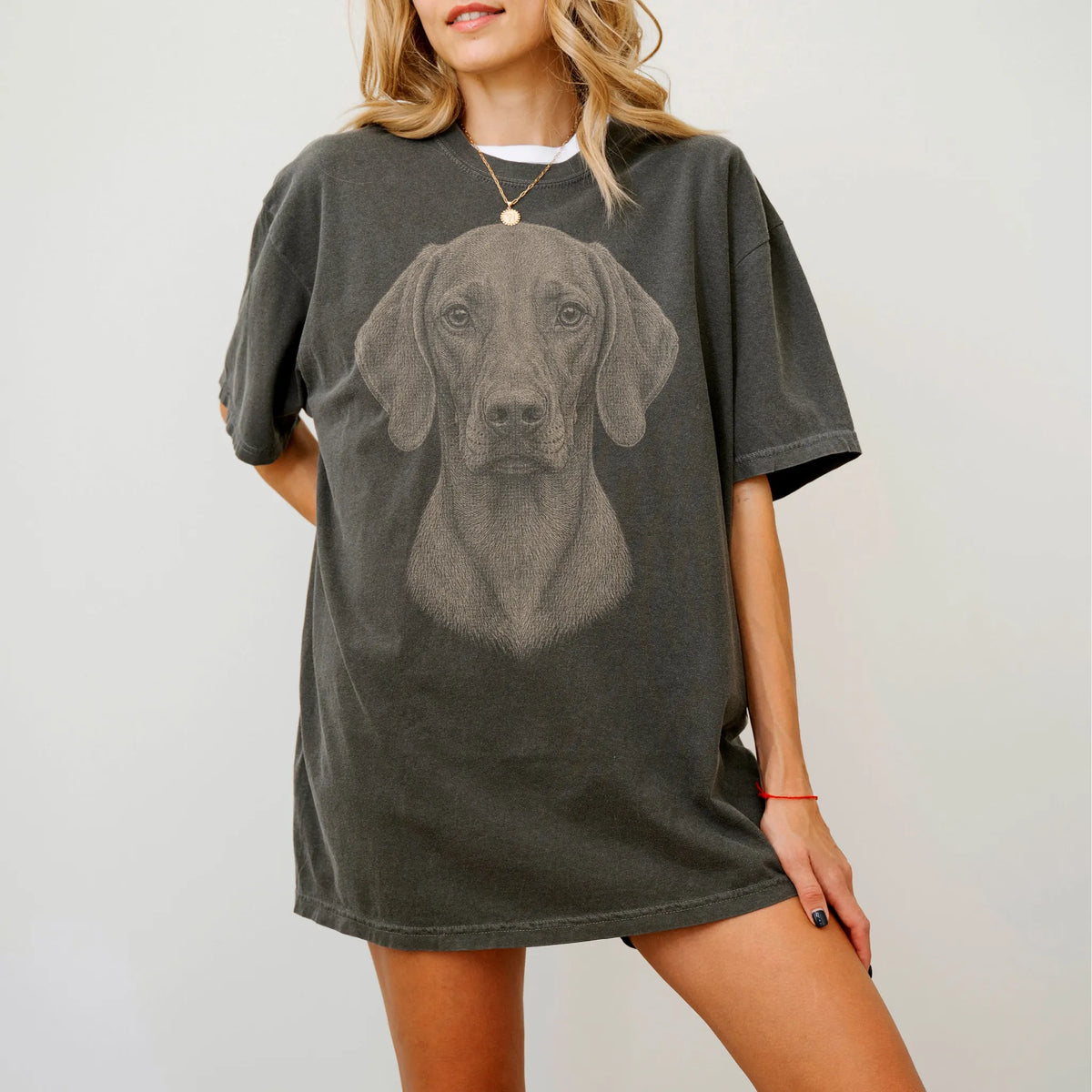 Model wearing a Pepper Comfort Colors® T-shirt with a realistic drawing of a Vizsla