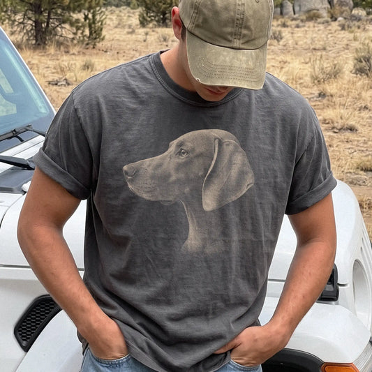Model wearing a Pepper Comfort Colors® T-shirt with a detailed photographic portrait of a Weimaraner