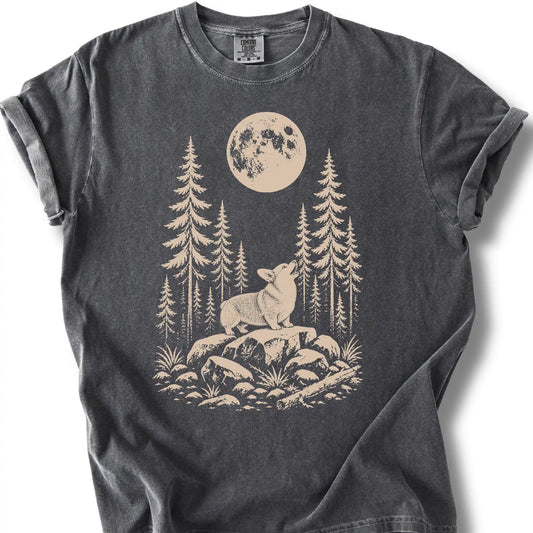 Corgi howling beneath the moon on a pepper T-shirt.