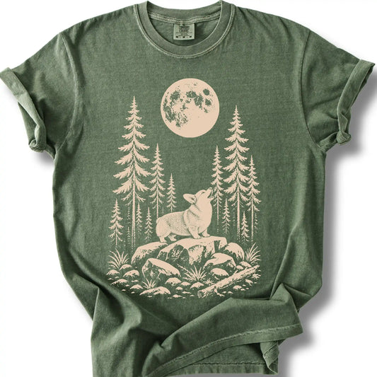 Corgi howling beneath the moon on a moss T-shirt.