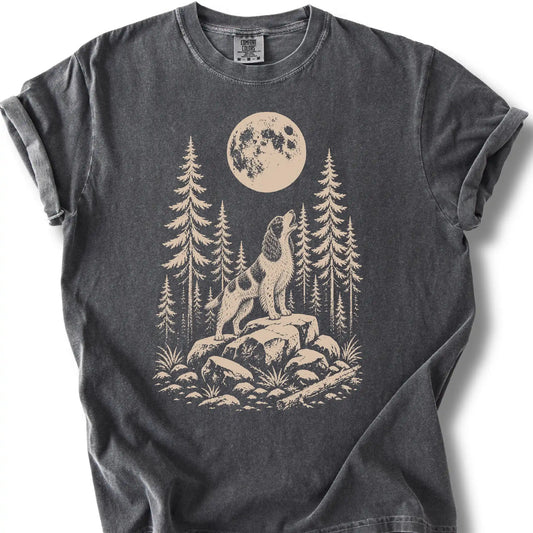 Springer Spaniel howling beneath the moon on a pepper T-shirt.