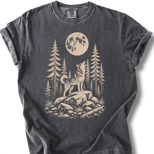 Husky howling beneath the moon on a pepper T-shirt.