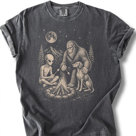 Vizsla, Bigfoot & Alien design on a pepper T-shirt.